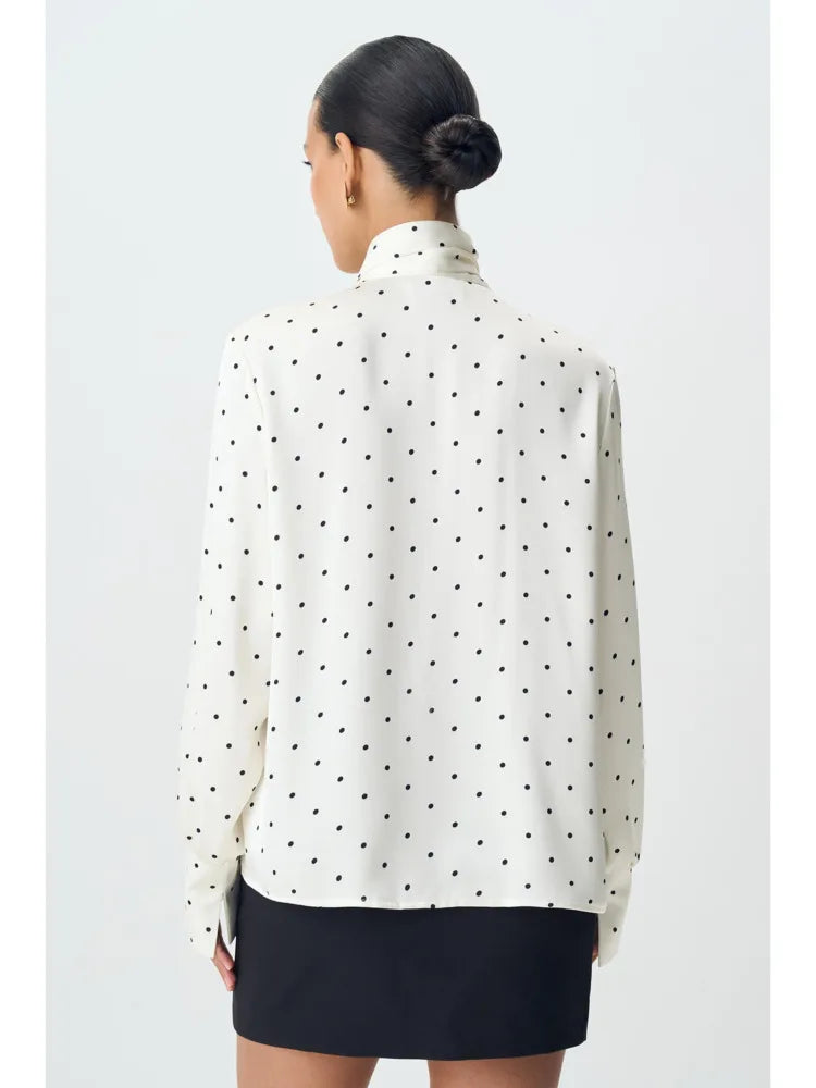 Monica חולצת פולקה דוט סאטן עם קשירה