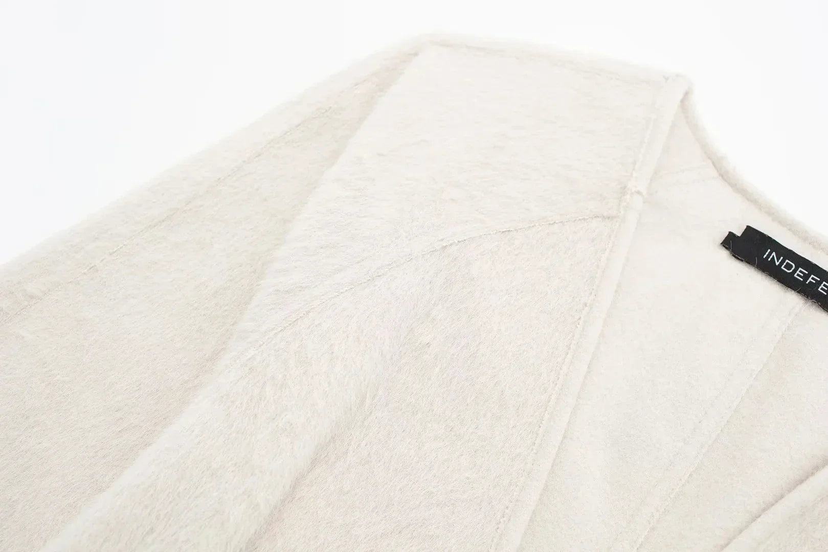 Alysha מעיל צמר בגזרת וי עם אבזמים