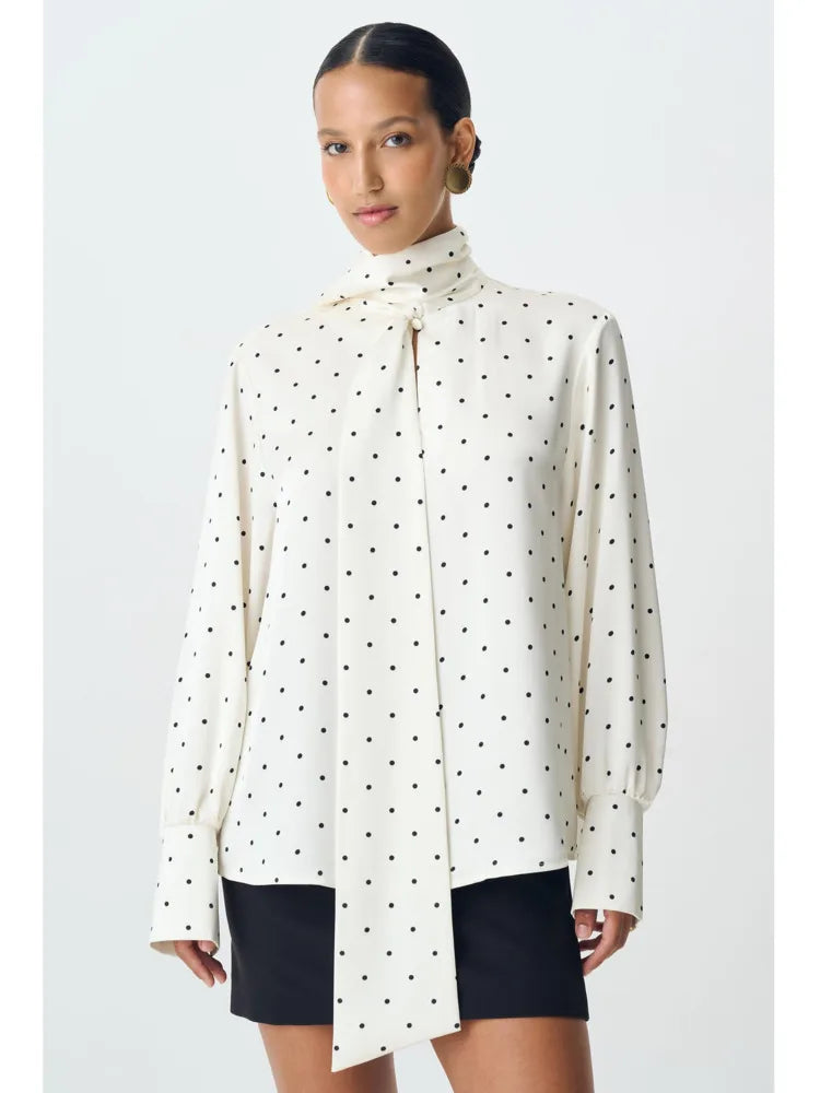 Monica חולצת פולקה דוט סאטן עם קשירה
